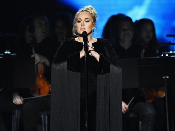 Adele khóc và... ca ngợi Beyoncé khi thắng lớn tại lễ trao giải Grammy 2017