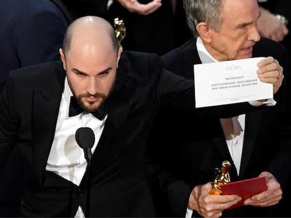 Showbiz phản ứng ra sao về sự cố hy hữu tại lễ trao giải Oscars năm nay?