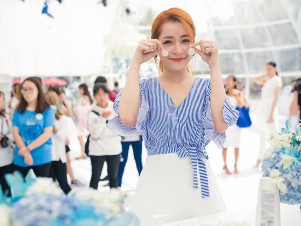 Diện đồ đơn giản, Chi Pu vẫn xinh đẹp hết phần người khác tại ngày hội ngắm hoa 