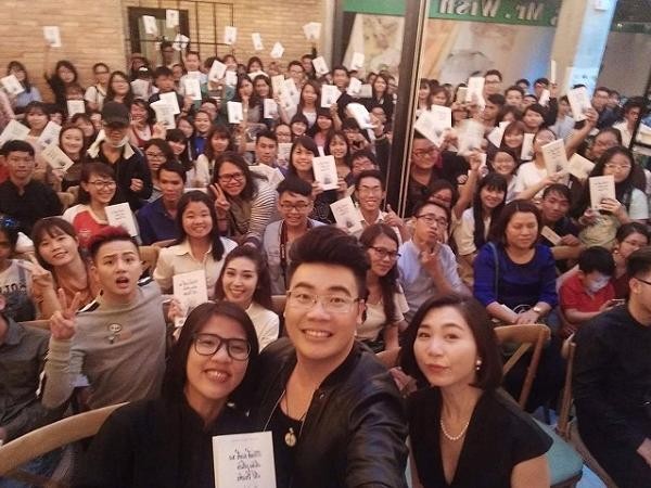 Hàng trăm độc giả trẻ đến tham dự buổi ra mắt sách Hamlet Trương và Iris Cao