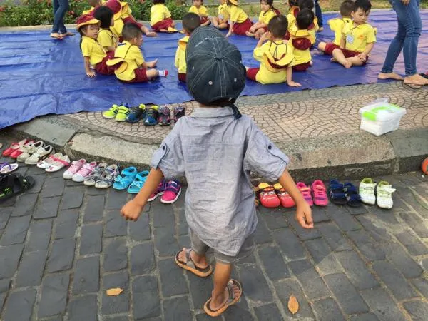Ước mơ được đến trường của cậu bé xếp dép cho bạn đã thành hiện thực!