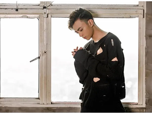 Liệu MV "Anh đã quen với cô đơn" có thể "vượt mặt" "Phía sau một cô gái"?