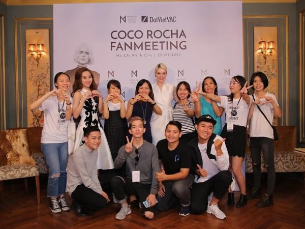 Coco Rocha thích thú với bức tranh fan Việt vẽ tặng trong buổi fan-meeting