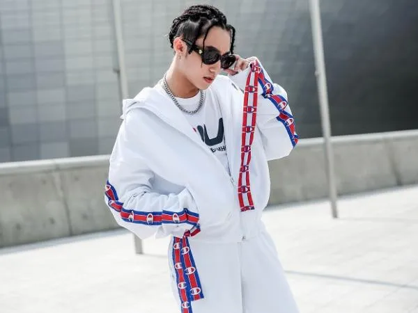 Sơn Tùng tiếp tục gây chú ý tại Seoul Fashion Week với đồ thể thao và mái tóc tết ấn tượng