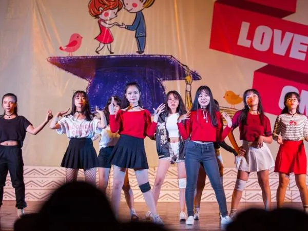 Teen THPT chuyên Lương Văn Chánh (Phú Yên) kể chuyện tình gà bông ngọt ngào trên sân khấu