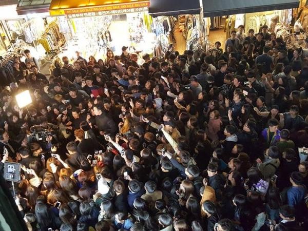 IU gây náo loạn khi bất ngờ xuất hiện giữa khu mua sắm sầm uất Hongdae