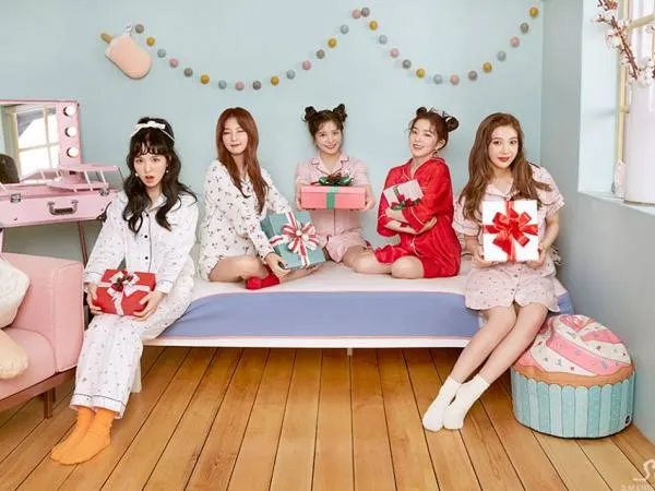 Ơn giời, Red Velvet cuối cùng cũng đã chính thức có tên fandom vào dịp kỉ niệm 1000 ngày ra mắt