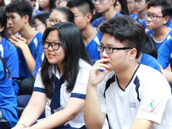 Lòng tốt của teenboy THPT Nguyễn Hữu Huân khiến nghệ sĩ Trấn Thành, Cẩm Ly nể phục