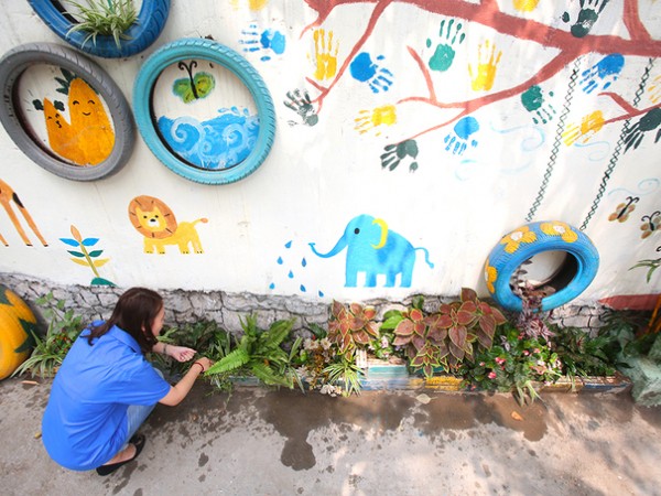 Hà Nội: Các bạn trẻ hô biến bãi rác tự phát trong khu dân cư thành những bức tường sắc màu