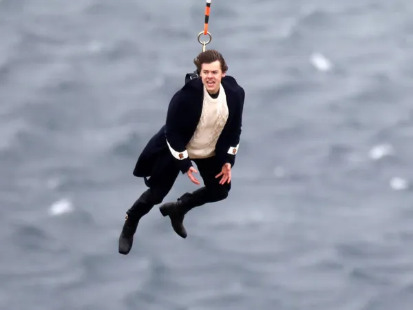 Harry Styles (1D) tung MV solo đầu tay khiến các fan sợ độ cao phải "xanh mặt"