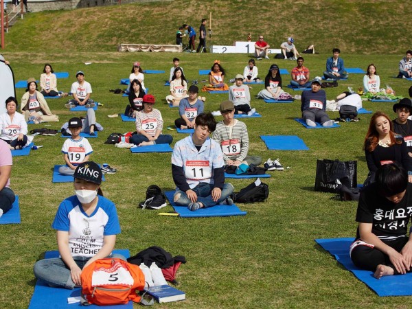 Tin được không, ở Hàn Quốc có cuộc thi xem ai ngồi yên một chỗ càng lâu càng tốt