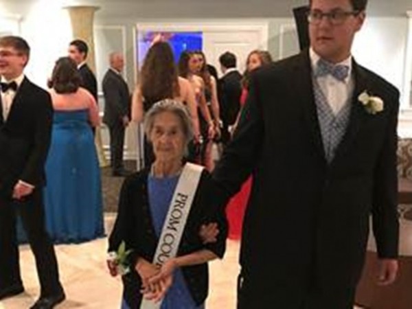 Buổi prom đầu tiên trong đời của người bà 92 tuổi - món quà đầy ý nghĩa từ cháu trai 