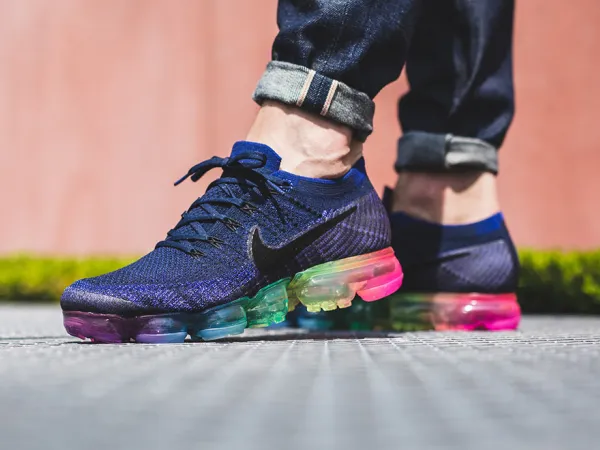 Bạn có muốn biết vì sao Nike lại sản xuất đôi giày sneaker đế cầu vồng tuyệt đẹp này không?