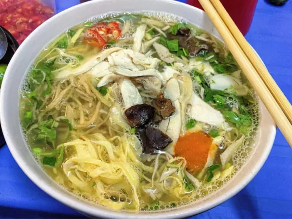 Trưa nay "măm" gì: Đánh bay cái nóng 40 độ bằng món bún thang phố Cầu Gỗ