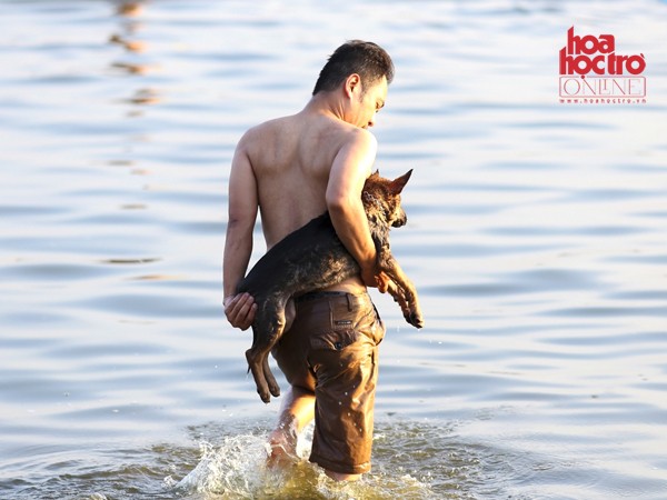 Hà Nội: Nắng nóng hơn 40 độ, Hồ Tây trở thành địa điểm "giải nhiệt" của nhiều người dân