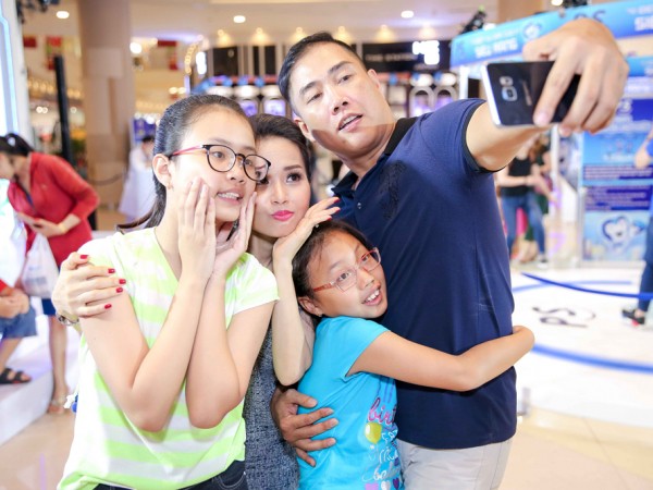 Ca sĩ Cẩm Ly nhí nhảnh chụp ảnh selfie cùng ông xã và các con