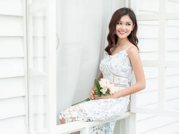 Xuống phố mùa Hè xinh đẹp rạng rỡ tinh khôi như Á hậu Thùy Dung