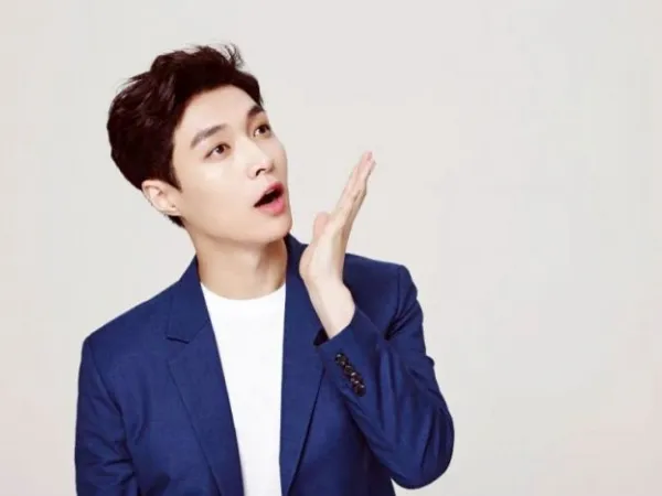 Lay (EXO) làm trái tim mọi người tan chảy vì hành động quá đỗi ân cần này của mình
