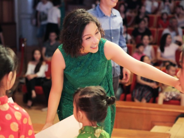 Ca sĩ Mỹ Linh không ngần ngại nhảy múa cùng các học trò nhỏ trong trại hè âm nhạc 