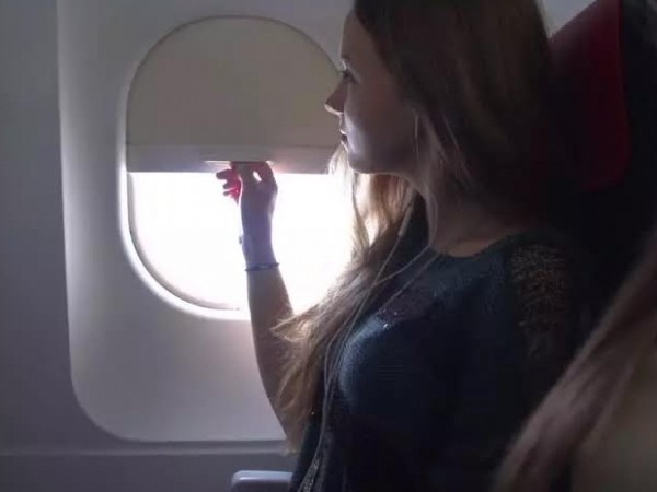 Bạn có bao giờ thắc mắc vì sao khi ngồi trên máy bay lại cần mở tấm che cửa sổ?
