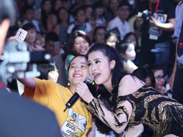 Đông Nhi vừa hát cực sung, vừa chụp ảnh selfie thân thiết cùng khán giả trong lễ hội Nhật Bản