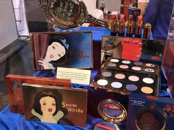 Muốn xinh như nàng Bạch Tuyết, bạn nhất định không thể bỏ qua bộ mỹ phẩm Snow White này