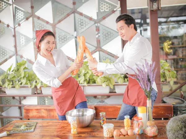Diễn viên Tường Vi rạng rỡ cùng Quốc Trường mở tiệm bánh