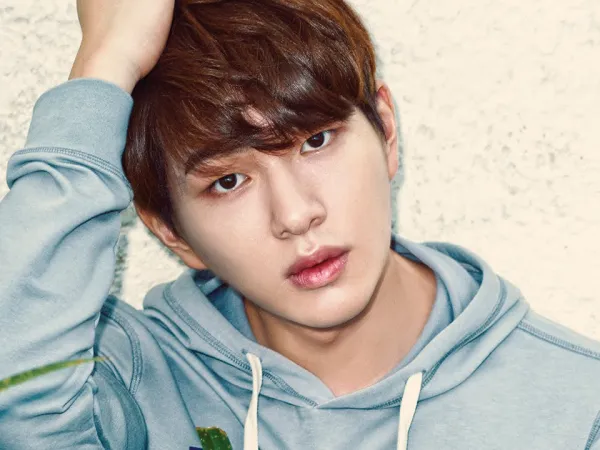 Onew (SHINee) bị gạch tên khỏi phim "Age of Youth 2", không được lên hình trên show "Music Bank"