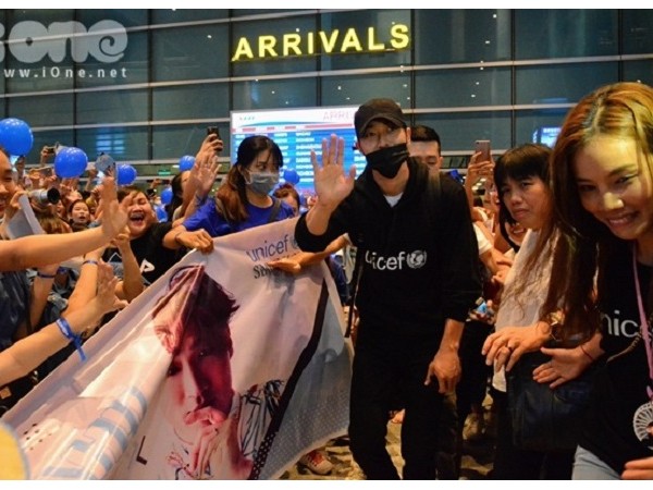 Fan nữ vui mừng đến phát khóc khi được chụp ảnh với Siwon (Super Junior) tại sân bay Đà Nẵng