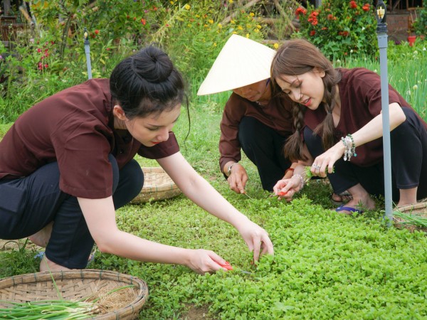 Sĩ Thanh và Quỳnh Chi mặc áo bà ba trải nghiệm nghề nông ở ngoại ô Hội An