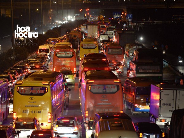 Người dân "ùn ùn" rời Hà Nội, cao tốc Pháp Vân - Cầu Giẽ tắc 2 chiều thời điểm 19h tối