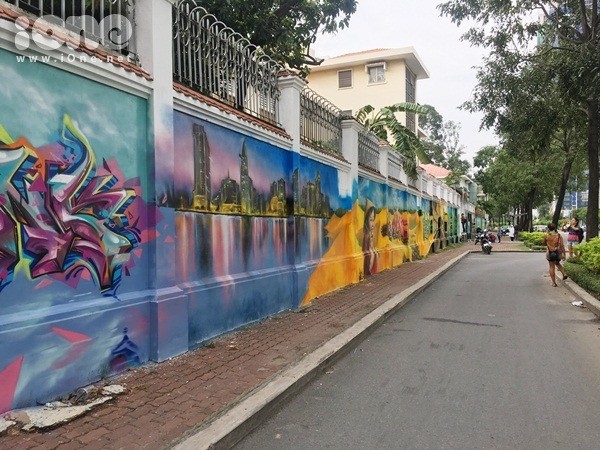 Hai chàng trai biến 60m tường cũ trên phố Sài Gòn thành tranh quê hương 3 miền đầy sắc màu