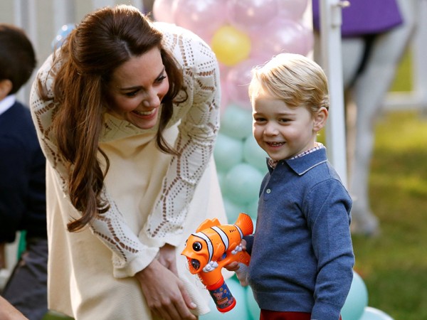 9 khoảnh khắc chứng minh Công nương Kate Middleton là bà mẹ tuyệt vời