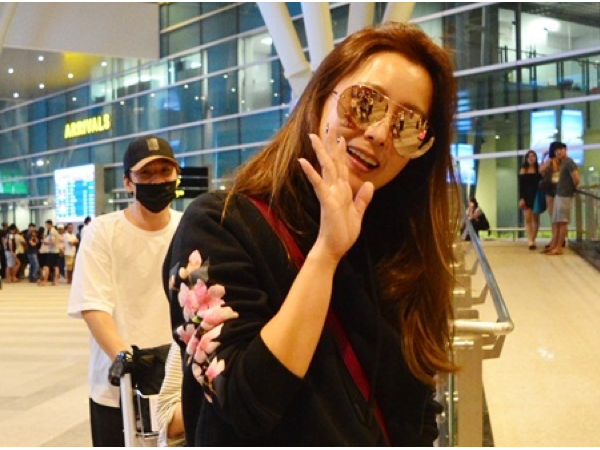Kim Hee Sun khoe vẻ đẹp "đánh bại thời gian" ở tuổi 40 tại sân bay Đà Nẵng