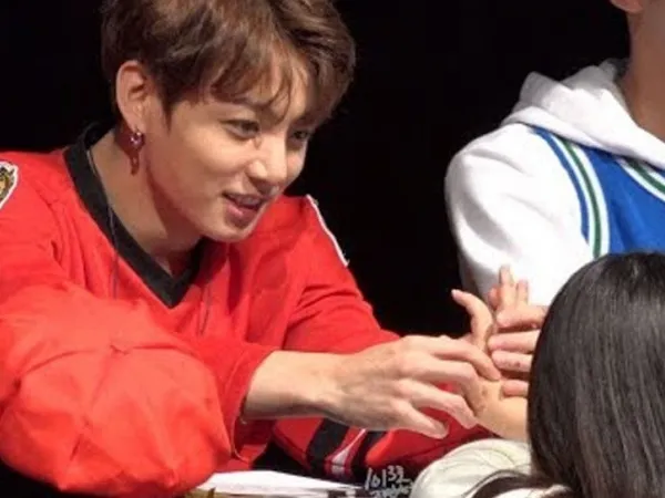 Không thể tin nổi Jungkook (BTS) vẫn nhận ra và còn nhớ tên fan đã gặp từ một năm trước