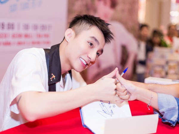 Hàng nghìn fan hâm mộ hò reo, xếp hàng chờ Sơn Tùng M-TP ký tặng tự truyện