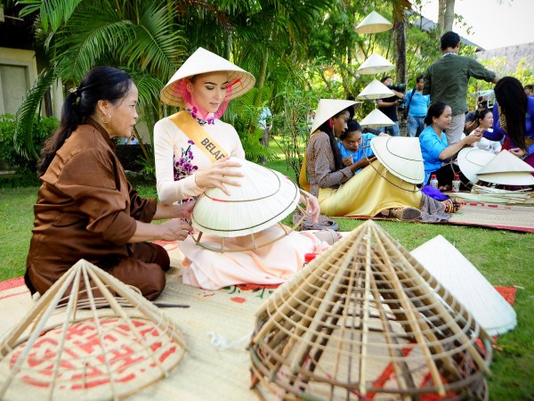 Người đẹp Miss Grand International 2017 trải nghiệm đội nón lá, làm bánh bột lọc tại Quảng Bình