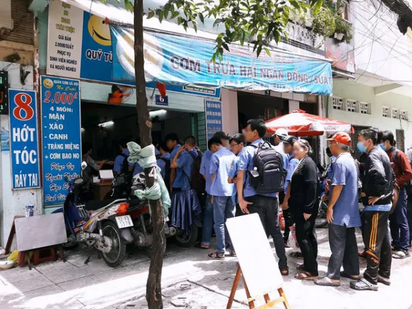 Tranh cãi chuyện sinh viên xếp hàng mua cơm 2.000 đồng của người nghèo