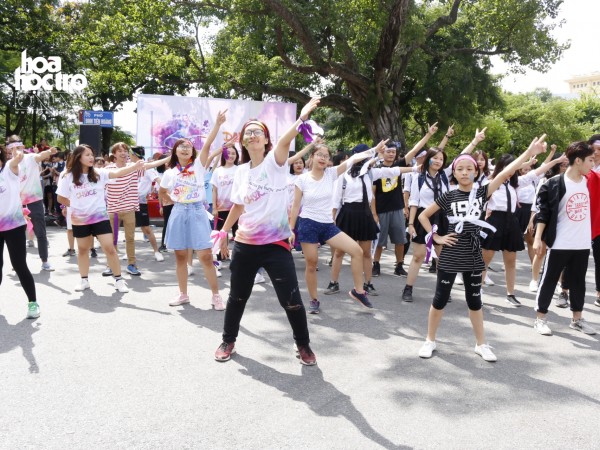 Hàng ngàn bạn trẻ Hà thành cùng nhảy tại phố đi bộ để "phá bỏ định kiến giới"