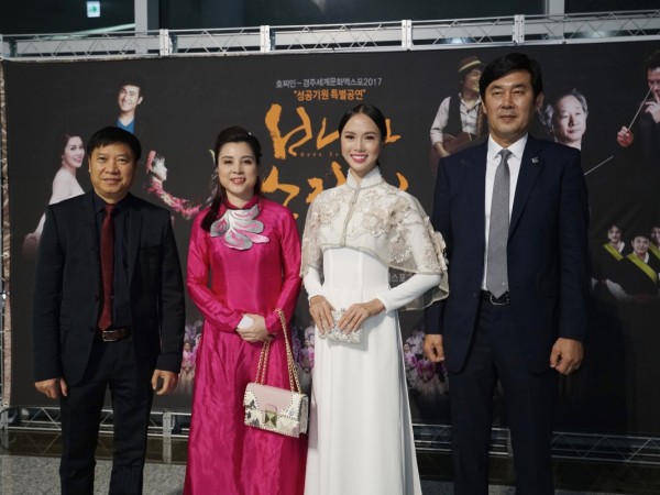 Vũ Ngọc Anh nền nã trong tà áo dài truyền thống khi làm đại sứ quảng bá tại Hàn Quốc