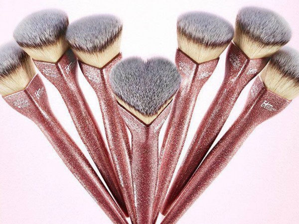 Hãng mỹ phẩm IT Cosmetics khiến các cô gái "điên đảo" vì bộ cọ hình trái tim siêu yêu