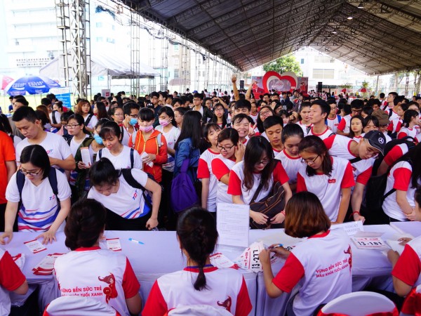 Hàng ngàn bạn trẻ chạy bộ vì sức khoẻ và ủng hộ quỹ cho các bệnh nhân ung thư