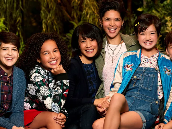 Disney lần đầu khai thác nhân vật đồng tính trong phim dành cho tuổi teen 