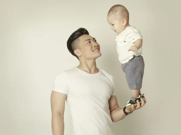 "Hoàng tử xiếc" Quốc Cơ làm xiếc cùng con trai trong bộ ảnh cực đáng yêu