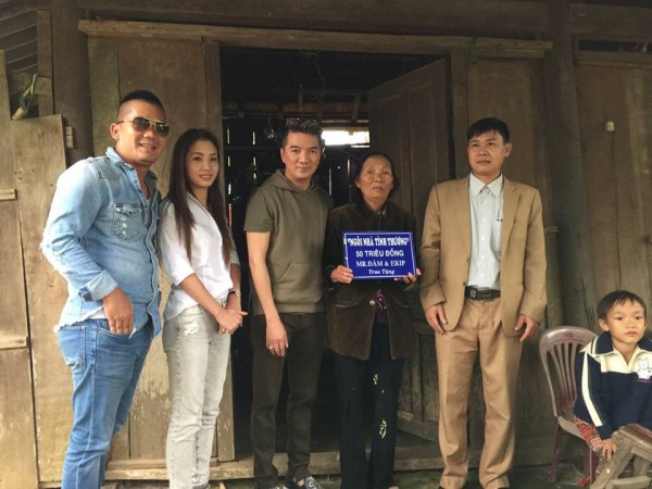Mr Đàm trao 300 phần quà và 2 căn nhà tình nghĩa tại Quảng Bình 