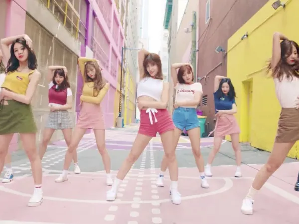 Rất nhiều dấu hiệu cho thấy TWICE đã nhắc đến ca khúc mới ngay trong MV "Likey"