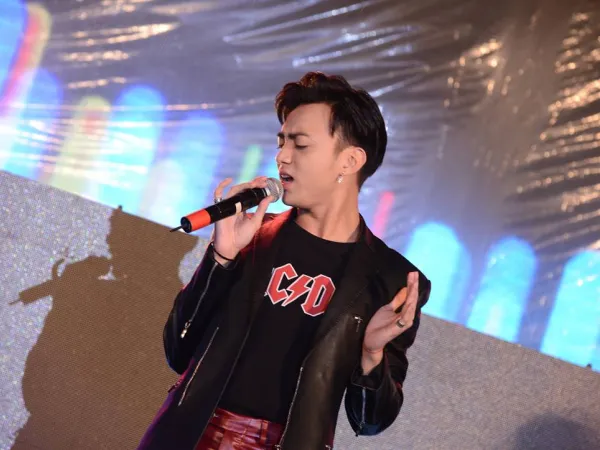 Isaac, Soobin Hoàng Sơn,… "bùng cháy" trong đêm nhạc của MobiFone