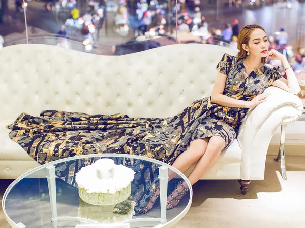 Minh Hằng vô cùng xinh đẹp trong buổi thử đồ trước khi tới Dubai tham dự fashion week