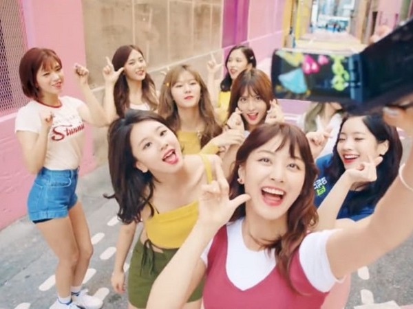 Cùng giải mã những bí mật mà TWICE đã khéo léo giấu kỹ trong MV "Likey"