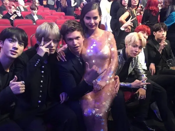 BTS hội ngộ “Baby Driver” Ansel Elgort trên thảm đỏ "AMAs 2017", xác nhận tình bạn xuyên biên giới